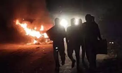 Badaun : चलती कार बनी आग का गोला, लोगों ने कूदकर बचाई जान Badaun : चलती कार बनी आग का गोला, लोगों ने कूदकर बचाई जान