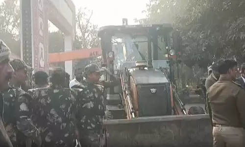 रायपुर : एनआईटी के पास चौपाटी जगह में हो रहा हंगामा, हटाने के विरोध के चलते पुलिस बल तैनात