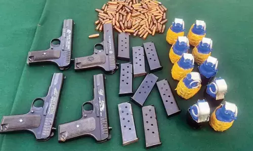 Kupwara में LoC के पास हथियारों और गोला-बारूद का बड़ा जखीरा जब्त Kupwara में LoC के पास हथियारों और गोला-बारूद का बड़ा जखीरा जब्त