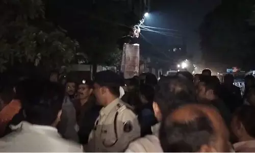 विधायक राजेश मूणत के बंगले के सामने बीजेपी-कांग्रेसी कार्यकर्ताओं के बीच बहस, video