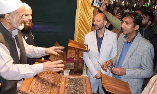 डिव कॉम कश्मीर ने अपने कारीगर को जानें क्राफ्ट कार्निवल का उद्घाटन किया डिव कॉम कश्मीर ने अपने कारीगर को जानें क्राफ्ट कार्निवल का उद्घाटन किया