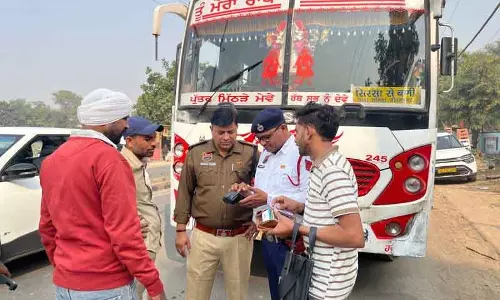 Sirsa पुलिस ने गलत जगहों पर रुकने पर 6 बसों पर जुर्माना लगाया Sirsa पुलिस ने गलत जगहों पर रुकने पर 6 बसों पर जुर्माना लगाया