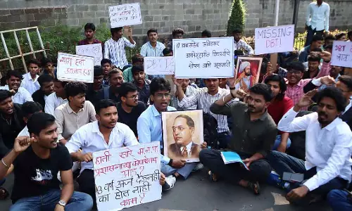 Pune : अंबेडकर हॉस्टल के छात्रों ने PMC पर किया विरोध प्रदर्शन
