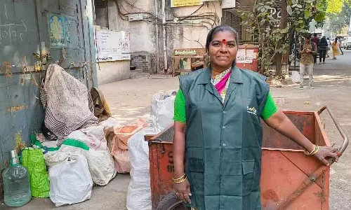 Pune : स्वच्छ कार्यकर्ता अंजू माने ने 10 लाख से भरा बैग लौटाकर सबका दिल जीता