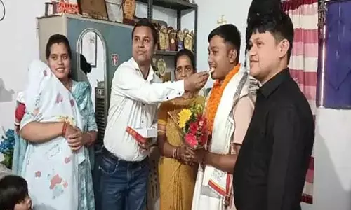 घरो में बर्तन धोकर मां ने पढ़ाया, बेटा बना अफसर घरो में बर्तन धोकर मां ने पढ़ाया, बेटा बना अफसर