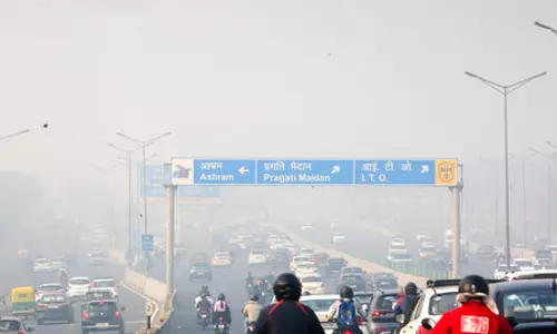 दिल्ली-एनसीआर में हवा जहरीली: एक्यूआई 450 के पार, प्रदूषण से लोगों का हाल बेहाल दिल्ली-एनसीआर में हवा जहरीली: एक्यूआई 450 के पार, प्रदूषण से लोगों का हाल बेहाल