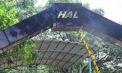 दुबई एयर शो में तेजस फाइटर जेट क्रैश: HAL को झटका दुबई एयर शो में तेजस फाइटर जेट क्रैश: HAL को झटका