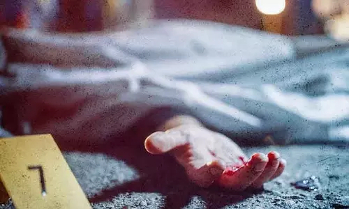 जालना में स्कूल बिल्डिंग से कूदकर 13 साल के बच्चे की मौत; जांच जारी जालना में स्कूल बिल्डिंग से कूदकर 13 साल के बच्चे की मौत; जांच जारी
