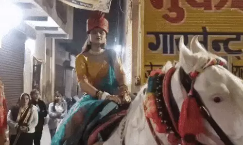 Narnaul: नारनौल में बच्ची ने झांसी की रानी की तरह निकाला रैली Narnaul: नारनौल में बच्ची ने झांसी की रानी की तरह निकाला रैली
