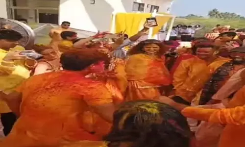 अपनी हल्दी सेरेमनी में जमकर थिरके स्मृति मंधाना और पलाश मुच्छल अपनी हल्दी सेरेमनी में जमकर थिरके स्मृति मंधाना और पलाश मुच्छल
