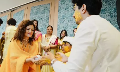 Palak Muchhal ने भाई पलाश की हल्दी सेरेमनी की खूबसूरत तस्वीरें शेयर कीं Palak Muchhal ने भाई पलाश की हल्दी सेरेमनी की खूबसूरत तस्वीरें शेयर कीं