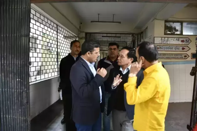 Haldwani: अस्पताल में ADM की मौजूदगी, लिफ्ट सुधार कार्य की जांच Haldwani: अस्पताल में ADM की मौजूदगी, लिफ्ट सुधार कार्य की जांच