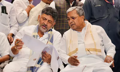 Shivakumar : हमें सिद्धारमैया की बात ध्यान से सुननी होगी Shivakumar : हमें सिद्धारमैया की बात ध्यान से सुननी होगी