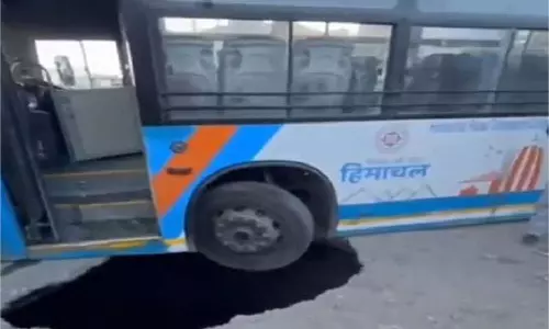 Shimla: चलती HRTC बस के नीचे से धंसी सड़क, बच्ची गड्ढे में गिरी