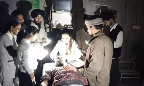 Punjab: बिजली गुल होने से डॉक्टरों को घाव पर टांके लगाने के लिए फोन की टॉर्च का इस्तेमाल करना पड़ा Punjab: बिजली गुल होने से डॉक्टरों को घाव पर टांके लगाने के लिए फोन की टॉर्च का इस्तेमाल करना पड़ा