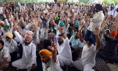 Punjab: किसानों ने बठिंडा और मनसा में विरोध प्रदर्शन किया, खरीद फिर से शुरू करने की मांग की Punjab: किसानों ने बठिंडा और मनसा में विरोध प्रदर्शन किया, खरीद फिर से शुरू करने की मांग की