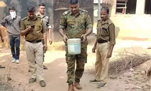 Bankura: पुलिस ने छापेमारी कर 50 लीटर देशी शराब नष्ट की Bankura: पुलिस ने छापेमारी कर 50 लीटर देशी शराब नष्ट की