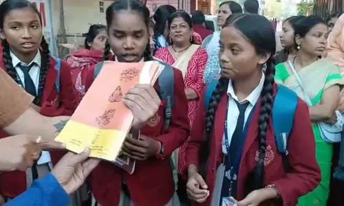 स्कूल प्रबंधन ने की ठगी, बच्चों के भविष्य के साथ खिलवाड़ स्कूल प्रबंधन ने की ठगी, बच्चों के भविष्य के साथ खिलवाड़