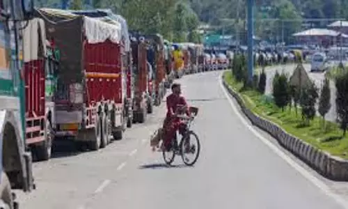 Srinagar: हंदवाड़ा में सड़कों पर संयुक्त चेकिंग अभियान Srinagar: हंदवाड़ा में सड़कों पर संयुक्त चेकिंग अभियान