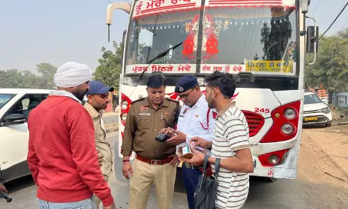 Police ने गलत जगहों पर रुकने पर 6 बसों पर जुर्माना लगाया Police ने गलत जगहों पर रुकने पर 6 बसों पर जुर्माना लगाया