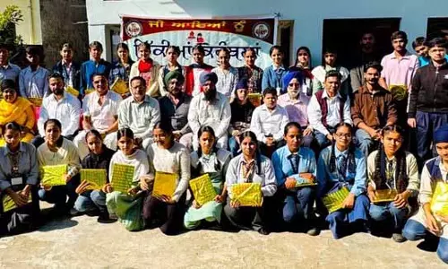 Guru Tegh Bahadur को श्रद्धांजलि देते हुए स्टूडेंट्स की क्रिएटिविटी बढ़ी Guru Tegh Bahadur को श्रद्धांजलि देते हुए स्टूडेंट्स की क्रिएटिविटी बढ़ी