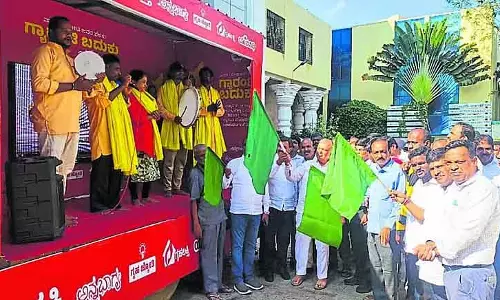 Karnataka : मंत्री ने एक समान राशि की मांग की Karnataka : मंत्री ने एक समान राशि की मांग की