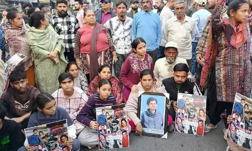 Jalandhar: युवक की आत्महत्या के बाद परिवार ने सड़क जाम किया