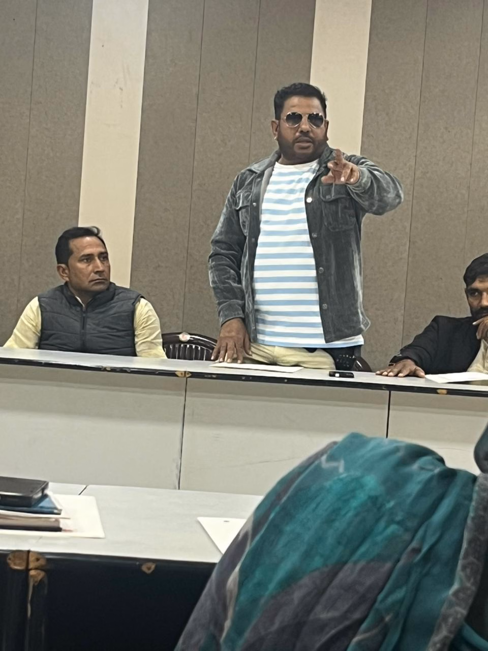 Kaithal: हथियार लहराने का मामला, कैथल जिला परिषद में सुरक्षा पर सवाल Kaithal: हथियार लहराने का मामला, कैथल जिला परिषद में सुरक्षा पर सवाल