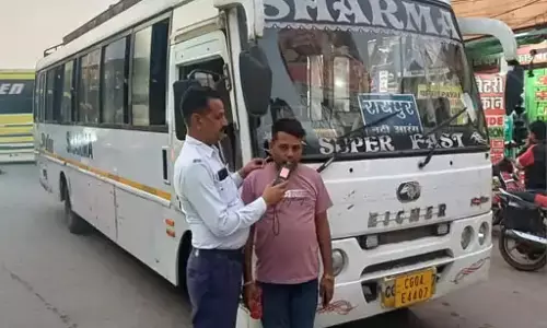 बस ड्राइवर मिले नशे में, जुर्माने के साथ लाइसेंस रद्द की कार्रवाई बस ड्राइवर मिले नशे में, जुर्माने के साथ लाइसेंस रद्द की कार्रवाई