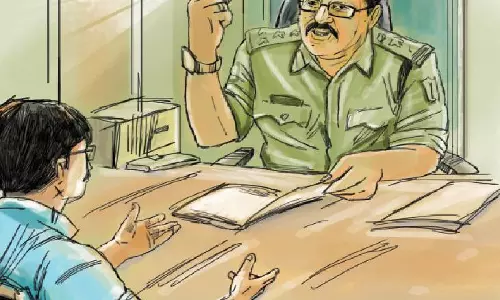 Sonipat: गाड़ी जब्त मामले में अधिकारियों पर सस्पेंस Sonipat: गाड़ी जब्त मामले में अधिकारियों पर सस्पेंस
