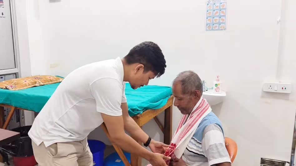 Assam : बोरगांग में 65 साल के कैंसर मरीज़ को मुफ़्त सर्जरी के बाद नई ज़िंदगी मिली