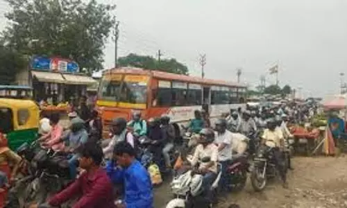 Farrukhabad: पांचाल घाट पुल पर ट्रैफिक जाम, बस फंसी Farrukhabad: पांचाल घाट पुल पर ट्रैफिक जाम, बस फंसी