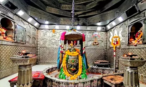 Ujjain: महाकाल मंदिर में भस्म आरती में बदलाव, RFID बैंड हटाया गया Ujjain: महाकाल मंदिर में भस्म आरती में बदलाव, RFID बैंड हटाया गया