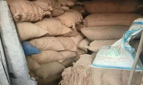 अवैध रूप से रखे जाने पर दो व्यक्तियों के घर से 80 क्विंटल धान जब्त