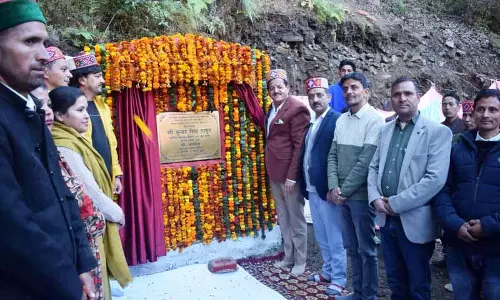 MLA ने कुल्लू गांव में स्वास्थ्य और सामुदायिक परियोजनाओं की आधारशिला रखी