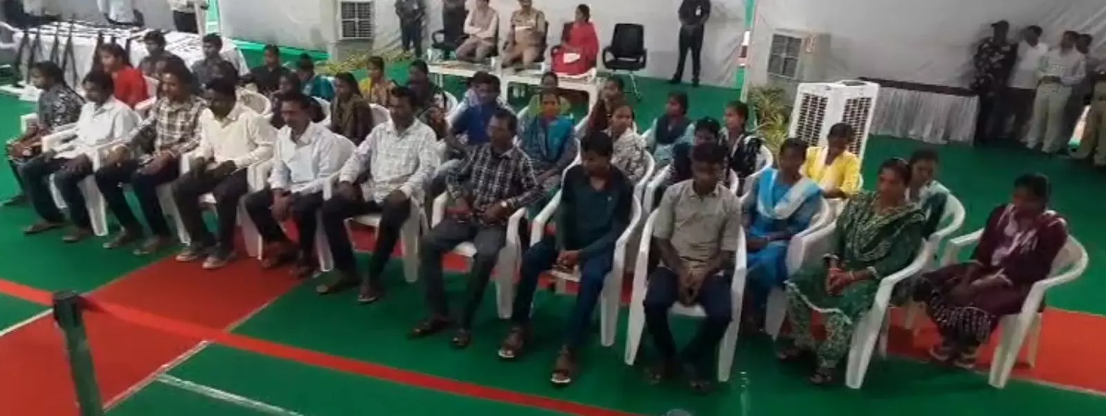 37 माओवादियों ने Telangana पुलिस के सामने सरेंडर किया