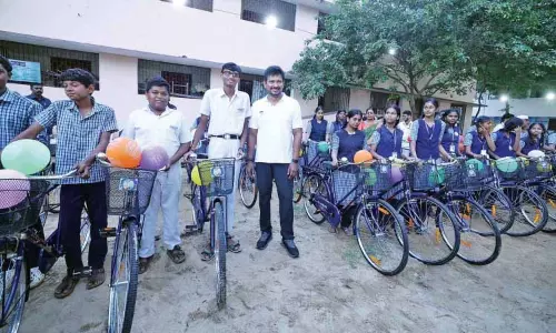 Udhayanidhi ने 11वीं क्लास के 771 सरकारी स्कूल के स्टूडेंट्स को साइकिल बांटी Udhayanidhi ने 11वीं क्लास के 771 सरकारी स्कूल के स्टूडेंट्स को साइकिल बांटी