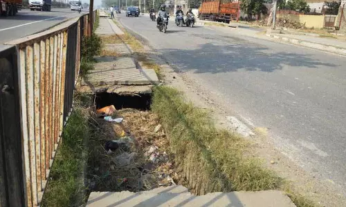 Ludhiana में खुली नालियों और टूटे फुटपाथ से सुरक्षा को लेकर चिंताएं बढ़ गई Ludhiana में खुली नालियों और टूटे फुटपाथ से सुरक्षा को लेकर चिंताएं बढ़ गई