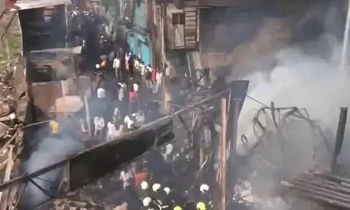 Mumbai के धारावी में आग लगने से लोकल ट्रेन सेवाएं रोक दी गई Mumbai के धारावी में आग लगने से लोकल ट्रेन सेवाएं रोक दी गई