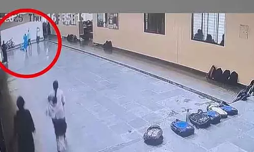 Andhra : नर्सिंग स्टूडेंट ने कॉलेज बिल्डिंग से कूदकर सुसाइड कर लिया Andhra : नर्सिंग स्टूडेंट ने कॉलेज बिल्डिंग से कूदकर सुसाइड कर लिया