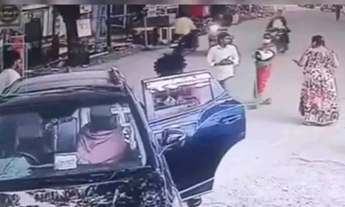 Karimnagar: महिला ने अपने एक्स-बॉयफ्रेंड के नवजात बच्चे को ₹6 लाख में बेचा Karimnagar: महिला ने अपने एक्स-बॉयफ्रेंड के नवजात बच्चे को ₹6 लाख में बेचा