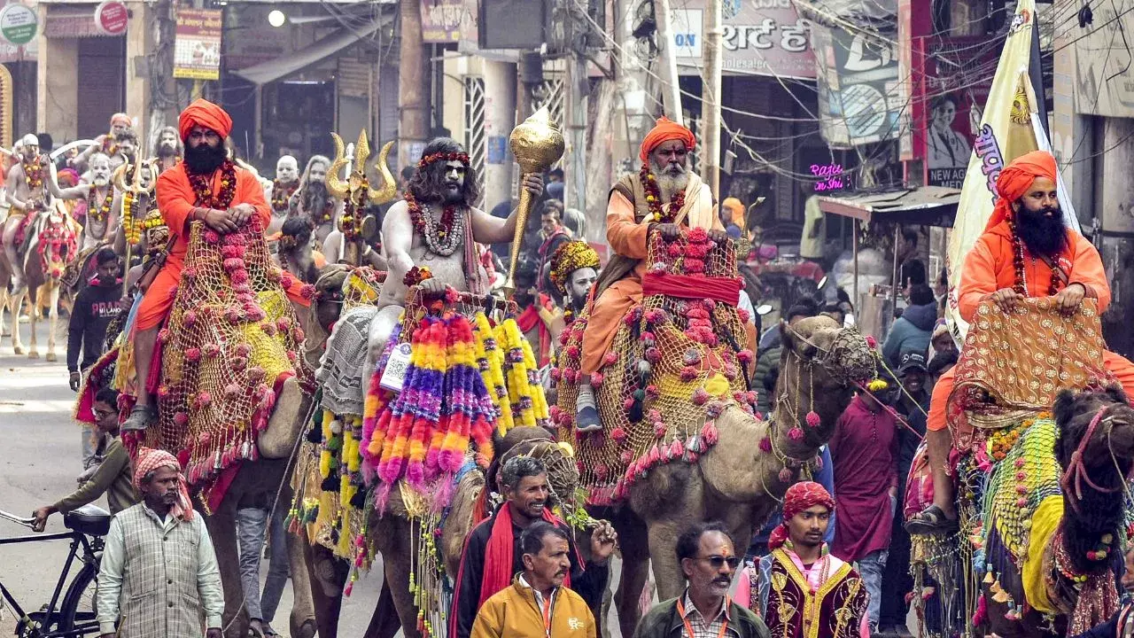 Haridwar: अखाड़ा परिषद की कुंभ बैठक में धार्मिक नेता मौजूद