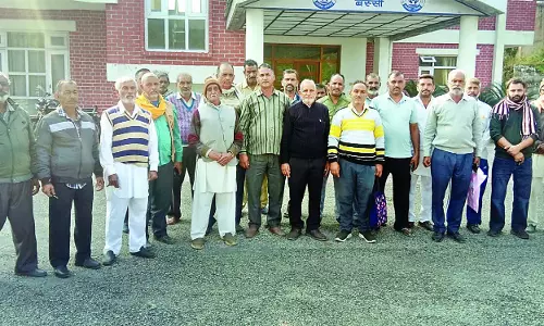 जलशक्ति विभाग के खिलाफ उतरे किसान जलशक्ति विभाग के खिलाफ उतरे किसान