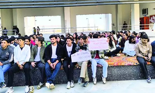 बंदला हाइड्रो कालेज में छात्रों ने किया प्रदर्शन बंदला हाइड्रो कालेज में छात्रों ने किया प्रदर्शन