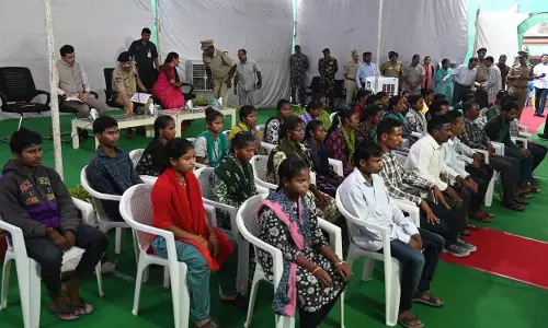 Telangana के डीजीपी के सामने 37 माओवादियों ने सरेंडर किया