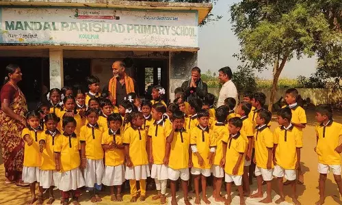 सरकारी स्कूल के छात्रों को T-shirts का मुफ़्त वितरण सरकारी स्कूल के छात्रों को T-shirts का मुफ़्त वितरण