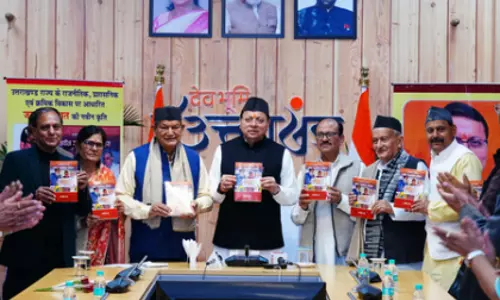 CM धामी ने उत्तराखंड के 25 साल के राजनीतिक सफर पर किताब का विमोचन किया