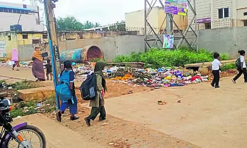 Hubli : स्कूल में कचरे का ढेर अधिकारी कार्रवाई करने में नाकाम