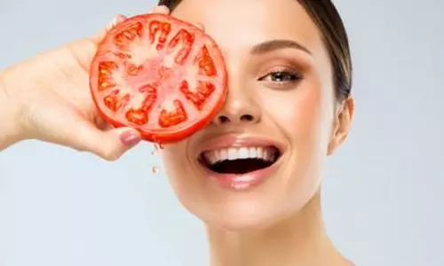 चेहरे के लिए टमाटर के फायदे: दाग-धब्बे, डलनेस दूर करता है और ग्लो लाता है