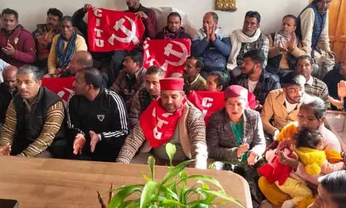 Shimla Mayor के ऑफिस पर स्ट्रीट वेंडर्स ने किया प्रदर्शन, बेदखली अभियान रोकने की मांग Shimla Mayor के ऑफिस पर स्ट्रीट वेंडर्स ने किया प्रदर्शन, बेदखली अभियान रोकने की मांग